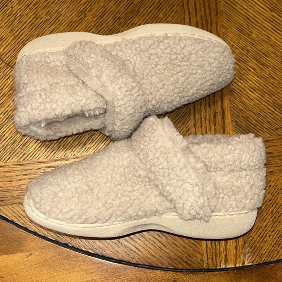 Aerosoles Sherpa Slippers, Size: Small (5-6) - Picture 3 of 7